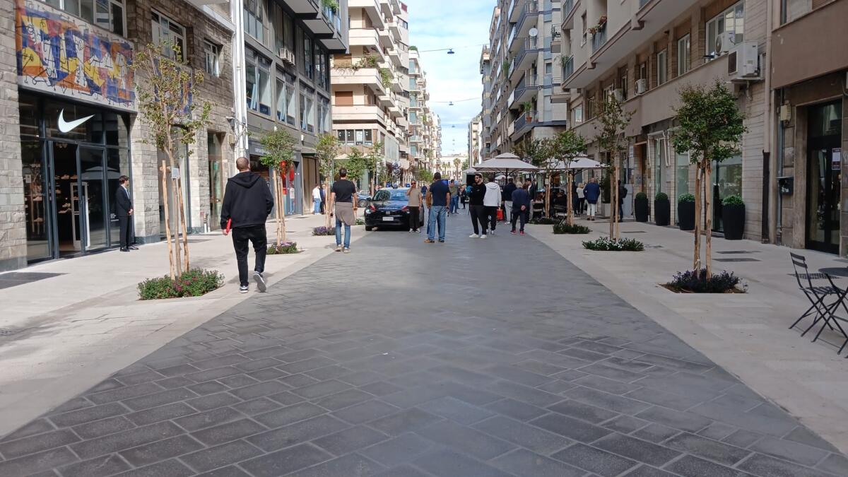 Bari blindata per la protesta, vetrine sbarrate e negozi vuoti in centro: massiccia presenza di forze dell’ordine – FOTO e VIDEO