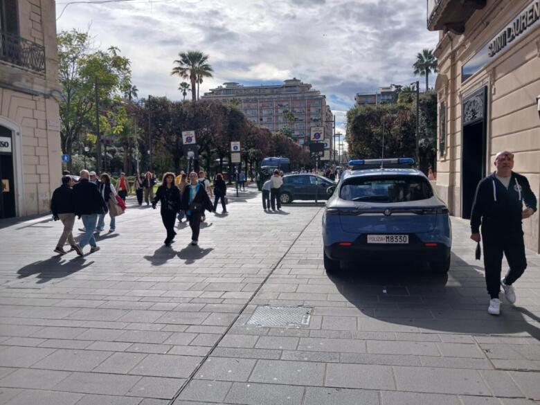 forze dell'ordine presidiano il centro di bari