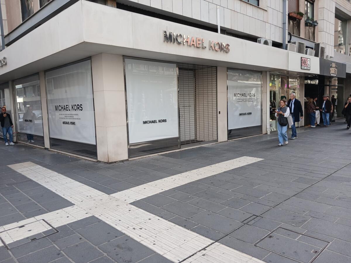 Bari blindata per la protesta, vetrine sbarrate e negozi vuoti in centro: massiccia presenza di forze dell’ordine – FOTO e VIDEO