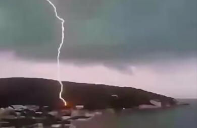 Peschici, l’istante del fulmine che si abbatte sulla baia San Nicola – VIDEO