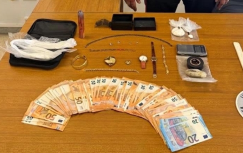 gioielli e soldi rubati