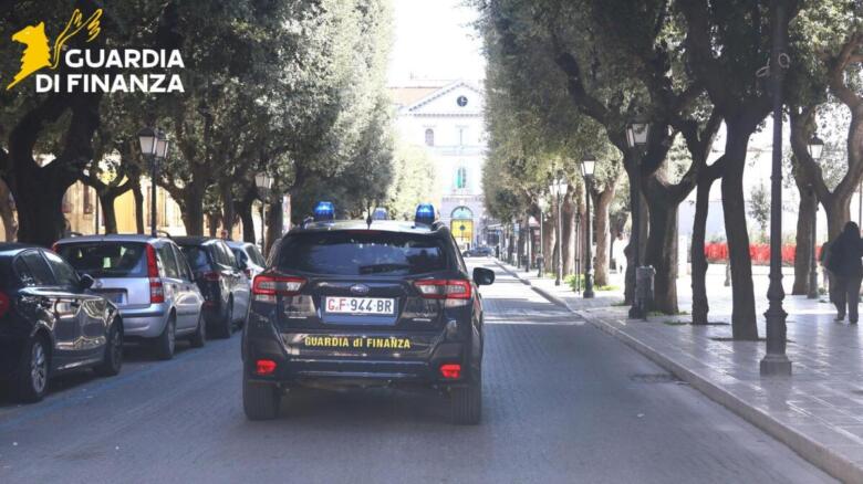 un'auto della guardia di finanza a taranto