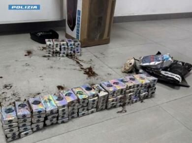Dieci chili di hashish spediti attraverso un corriere, 26enne tarantino finisce ai domiciliari