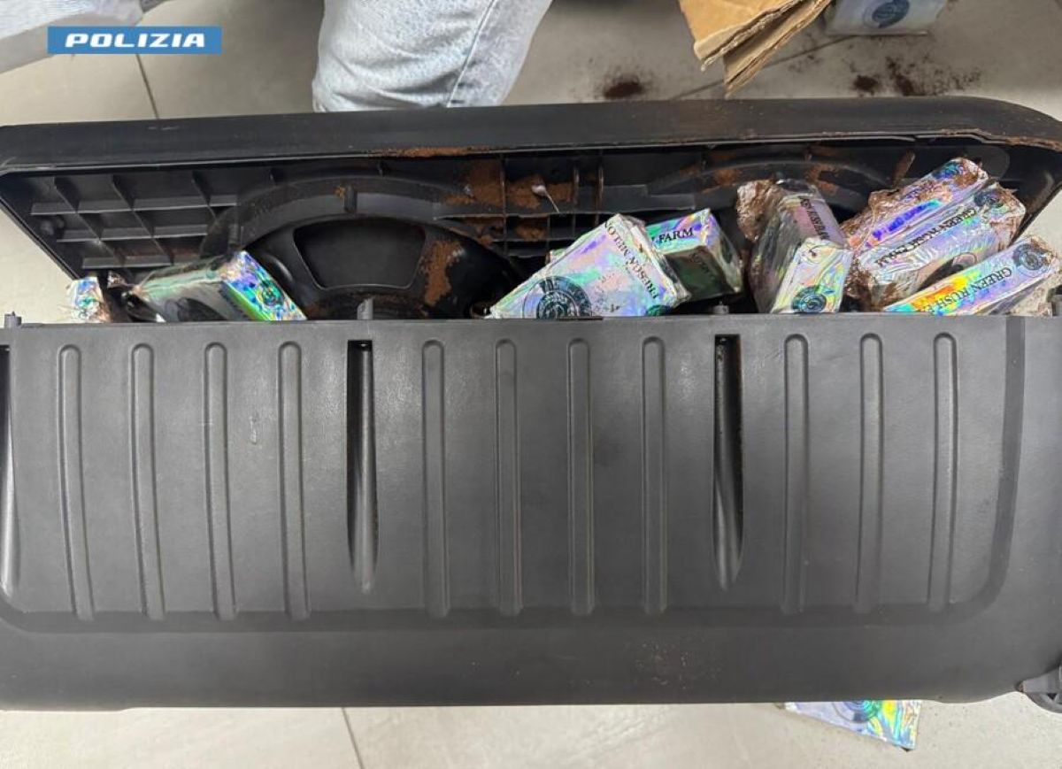 Dieci chili di hashish spediti attraverso un corriere, 26enne tarantino finisce ai domiciliari