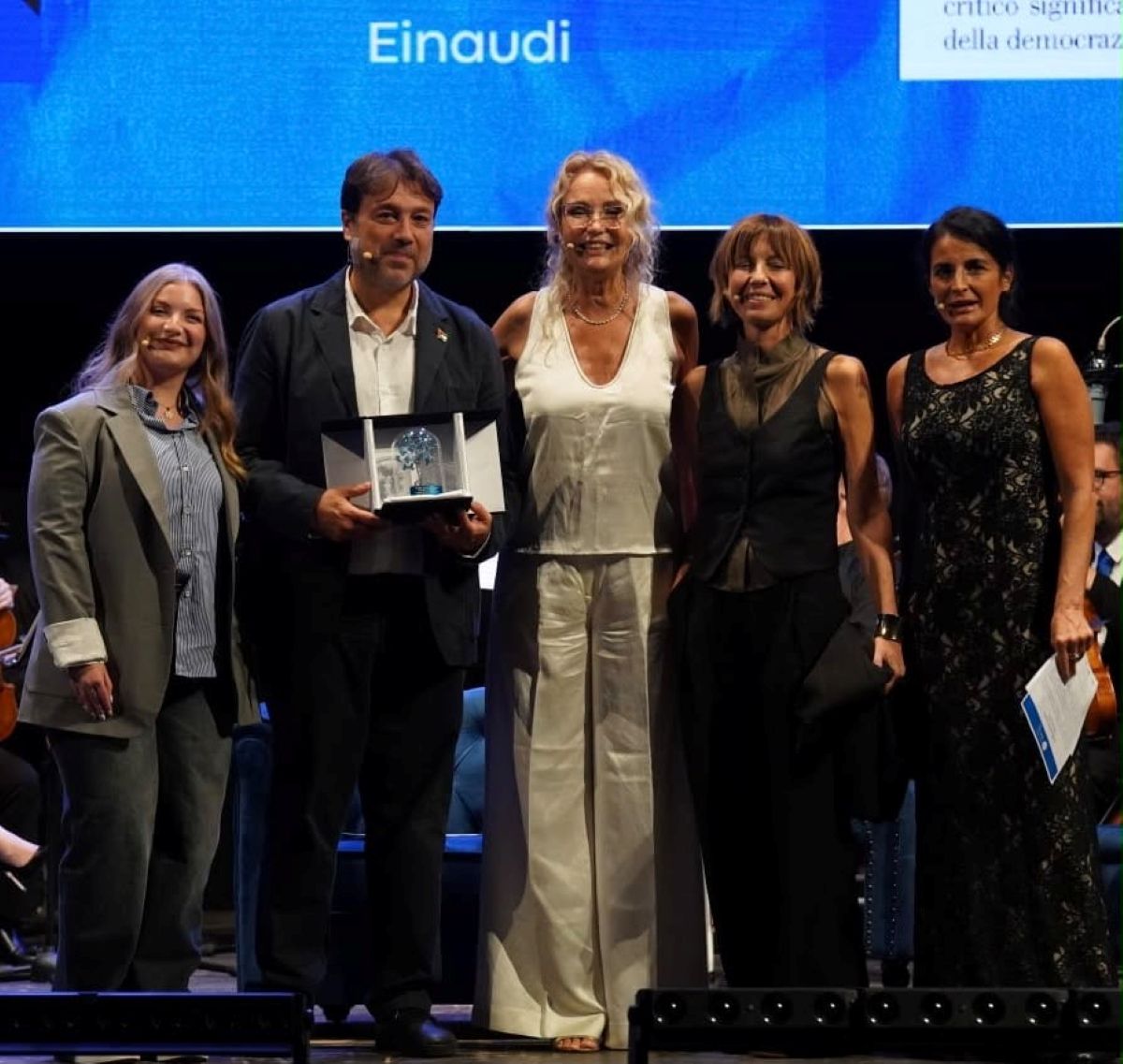 Foggia, Annalisa Cuzzocrea vince il premio letterario “I Fiori Blu”: riconoscimenti a Carofiglio e Montanari Foggia, Annalisa Cuzzocrea vince il premio letterario “I Fiori Blu”: riconoscimenti a Carofiglio e Montanari