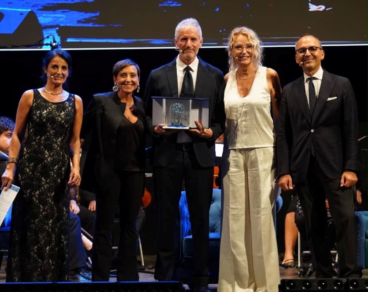 Foggia, Annalisa Cuzzocrea vince il premio letterario “I Fiori Blu”: riconoscimenti a Carofiglio e Montanari Foggia, Annalisa Cuzzocrea vince il premio letterario “I Fiori Blu”: riconoscimenti a Carofiglio e Montanari