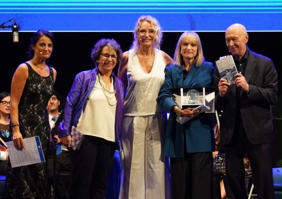 Foggia, Annalisa Cuzzocrea vince il premio letterario “I Fiori Blu”: riconoscimenti a Carofiglio e Montanari Foggia, Annalisa Cuzzocrea vince il premio letterario “I Fiori Blu”: riconoscimenti a Carofiglio e Montanari