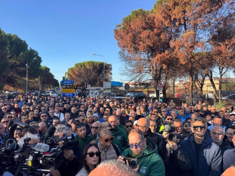 l'assemblea dei lavoratori dell'ex ilva