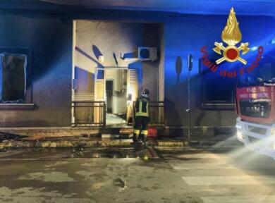 Galatone, incendio in casa nella notte: soccorsi fratello e sorella, inagibile l’edificio