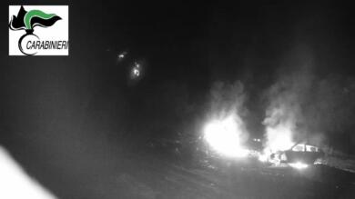 Francavilla Fontana, auto incendiate per estrarre ferro da rivendere: 2 arresti e 6 denunce – VIDEO