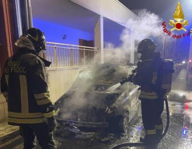 Melendugno, incendio nella notte: un’auto distrutta e un’altra danneggiata, paura per un’abitazione