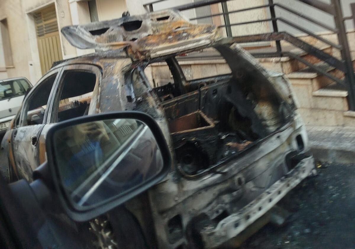 Fiamme nella notte a Parabita, un’auto presa a noleggio distrutta in un incendio: si indaga Fiamme nella notte a Parabita, un’auto presa a noleggio distrutta in un incendio: si indaga