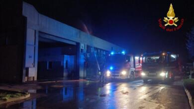 Incendio nell’azienda di raccolta rifiuti a Fasano, è doloso: in azione una banda di 5 persone