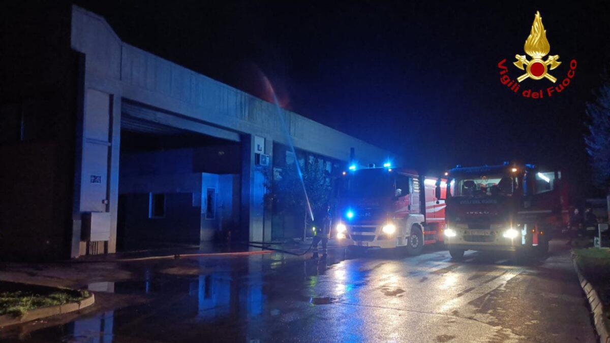 Incendio nell’azienda di raccolta rifiuti a Fasano, è doloso: in azione una banda di 5 persone Incendio nell’azienda di raccolta rifiuti a Fasano, è doloso: in azione una banda di 5 persone