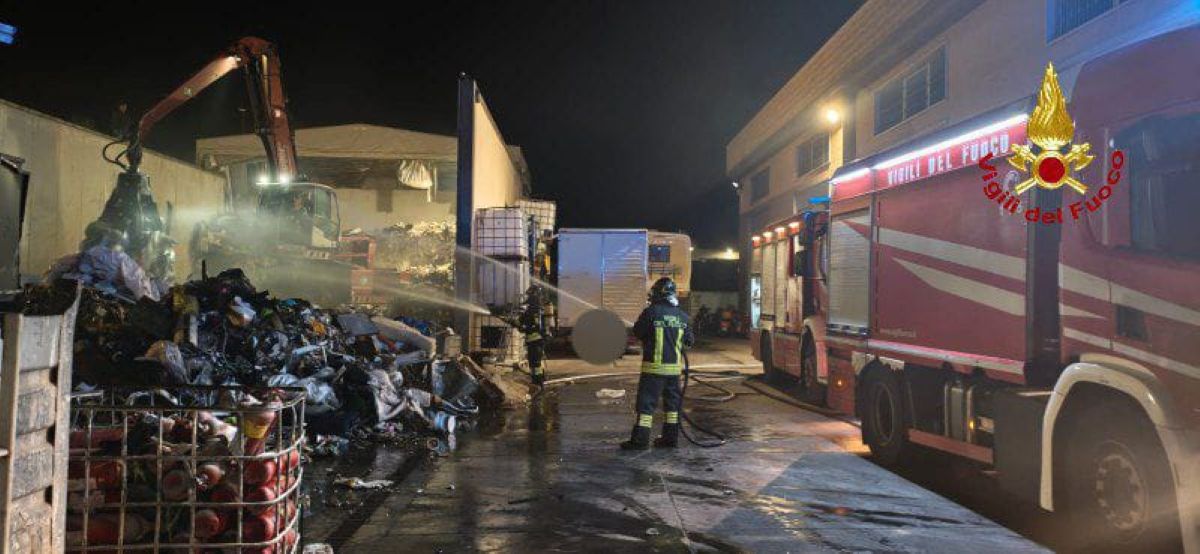 Fasano, incendio nella zona industriale: fiamme all’interno di un’azienda di raccolta rifiuti