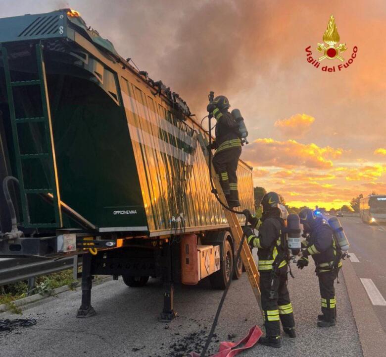 incendio camion rifiuti