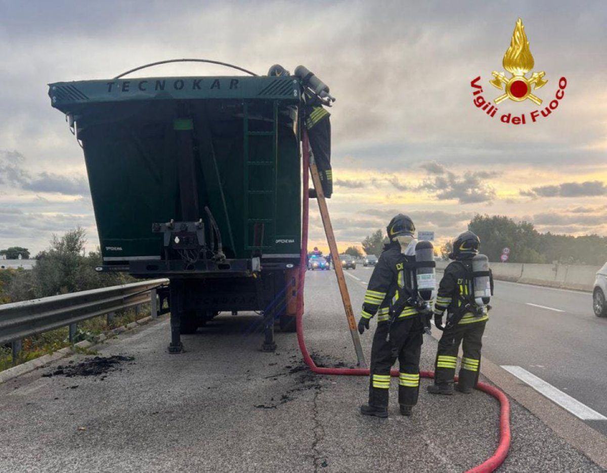 Mesagne, camion che trasportava rifiuti in fiamme sulla Ss7: intervengono i vigili del fuoco Mesagne, camion che trasportava rifiuti in fiamme sulla Ss7: intervengono i vigili del fuoco