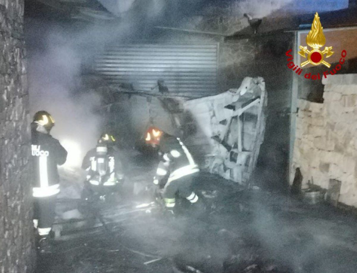 Cisternino, a fuoco un furgone nella notte: all’interno c’erano bottiglie di Gpl, ferito il proprietario Cisternino, a fuoco un furgone nella notte: all’interno c’erano bottiglie di Gpl, ferito il proprietario