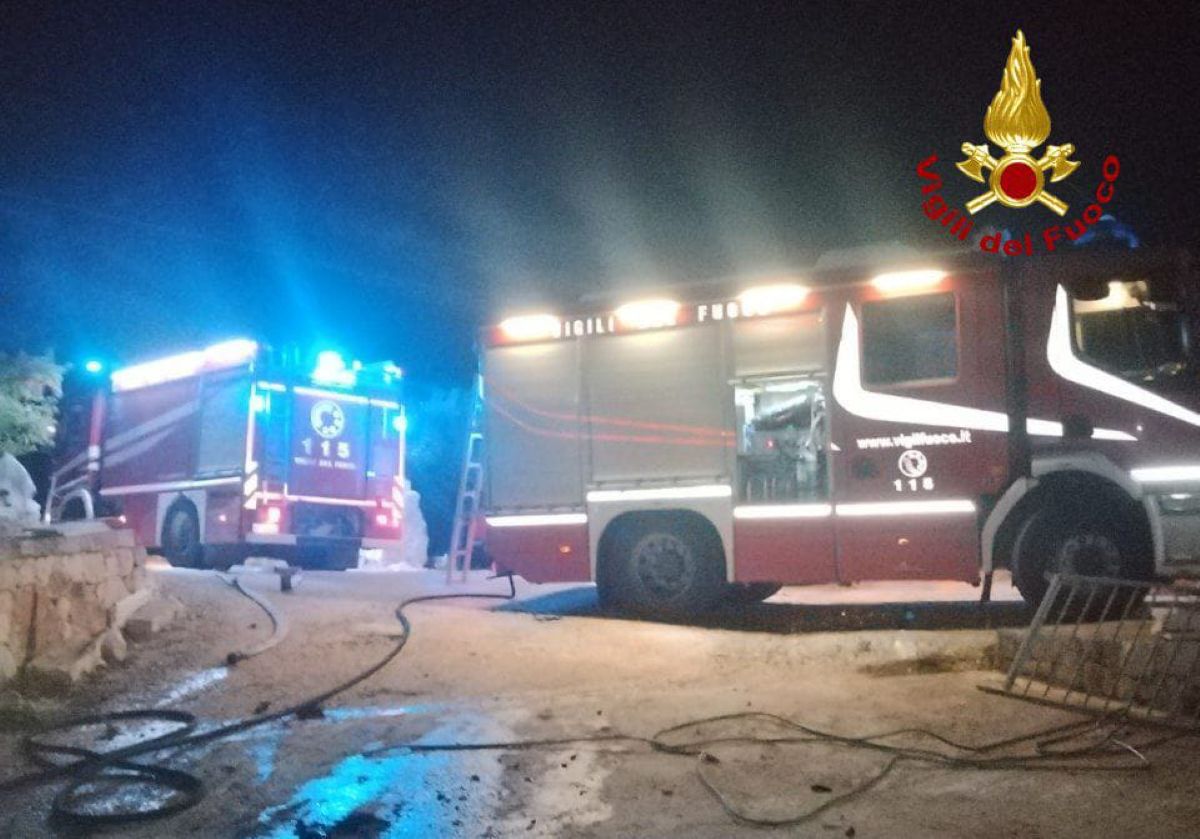Cisternino, a fuoco un furgone nella notte: all’interno c’erano bottiglie di Gpl, ferito il proprietario Cisternino, a fuoco un furgone nella notte: all’interno c’erano bottiglie di Gpl, ferito il proprietario