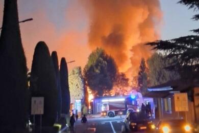Vasto incendio all’alba nel campeggio Bella Italia a Peschiera del Garda: 24 feriti e bungalow devastati