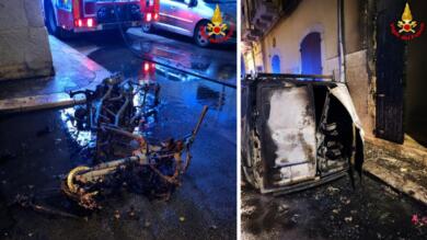 Notte di fuoco a Corato, divampa un incendio: in fiamme un’auto, una moto e un furgone