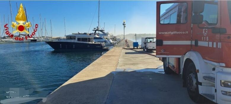 incendio yacht porto turistico brindisi