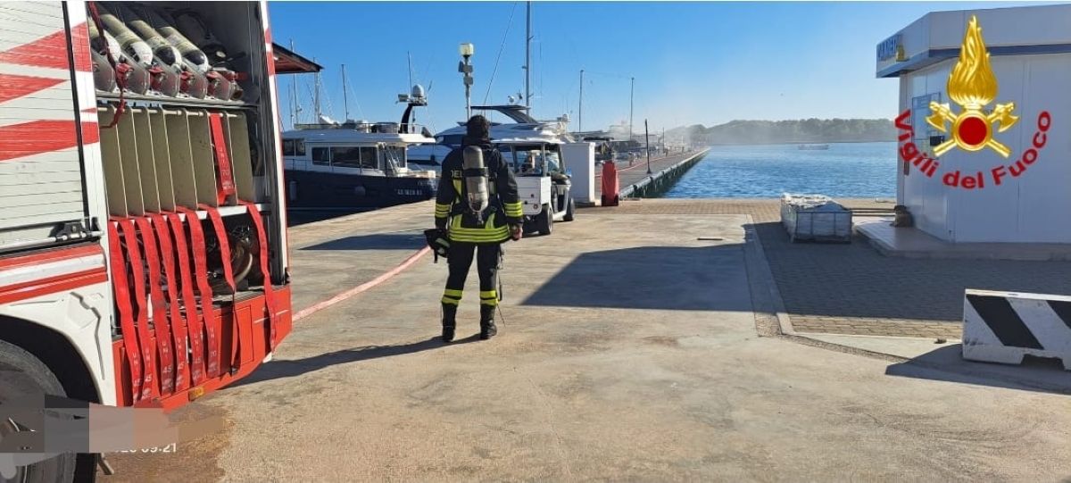 Paura al porto turistico di Brindisi, incendio a bordo di uno yacht: intervengono i vigili del fuoco – FOTO