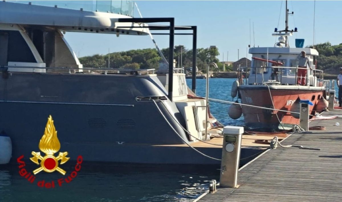 Paura al porto turistico di Brindisi, incendio a bordo di uno yacht: intervengono i vigili del fuoco – FOTO