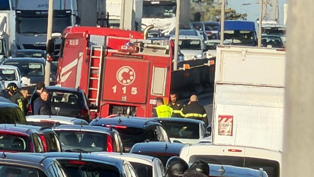 Bari, scontro tra un’auto e una moto sulla strada statale 16: grave il centauro, traffico in tilt Bari, scontro tra un’auto e una moto sulla strada statale 16: grave il centauro, traffico in tilt