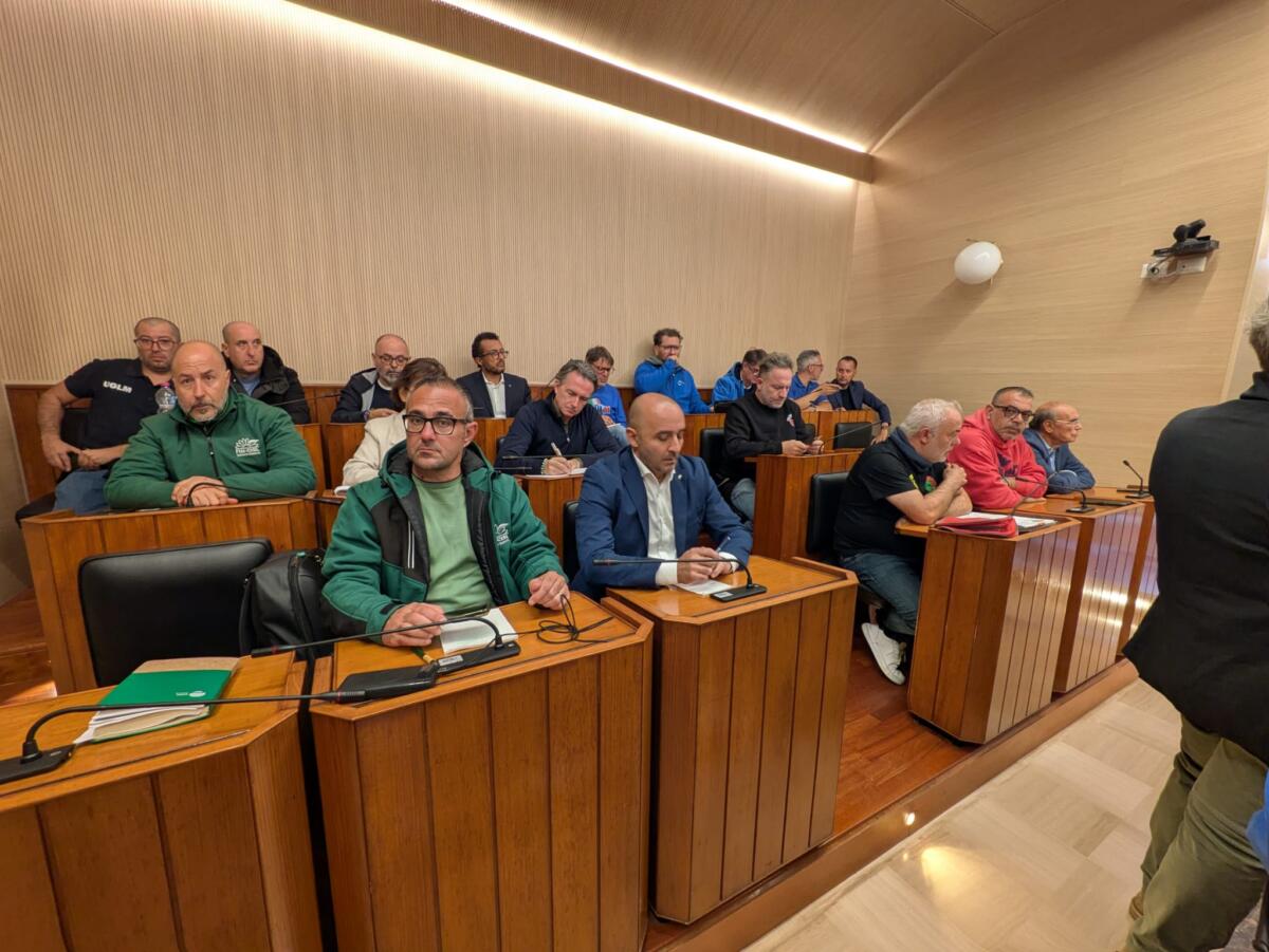 Ex Ilva, Decaro agli operai: «Nessuno vi lascerà soli». In Regione l’incontro con tutte le forze politiche – FOTO e VIDEO