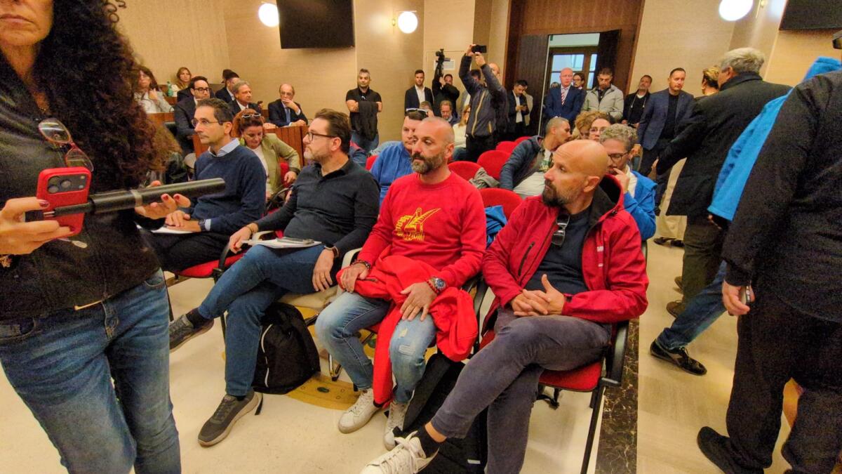 Ex Ilva, Decaro agli operai: «Nessuno vi lascerà soli». In Regione l’incontro con tutte le forze politiche – FOTO e VIDEO