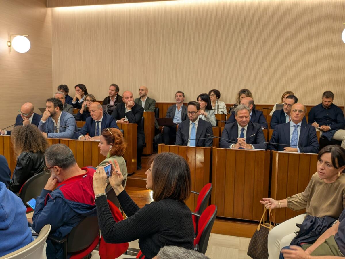 Ex Ilva, Decaro agli operai: «Nessuno vi lascerà soli». In Regione l’incontro con tutte le forze politiche – FOTO e VIDEO