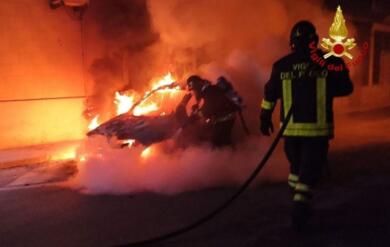 Carovigno, notte di fuoco a Torre Santa Sabina: tre auto distrutte in un incendio