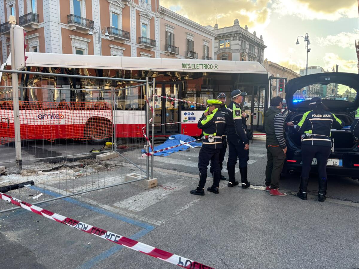 Bari, un uomo in monopattino investito e ucciso da un autobus: l’incidente vicino alla Prefettura Bari, un uomo in monopattino investito e ucciso da un autobus: l’incidente vicino alla Prefettura
