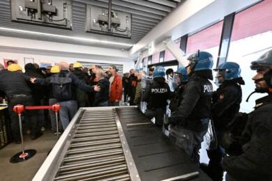 Genova, lavoratori ex Ilva occupano l’aeroporto Colombo: «Ci mettono nelle condizioni di forzare»