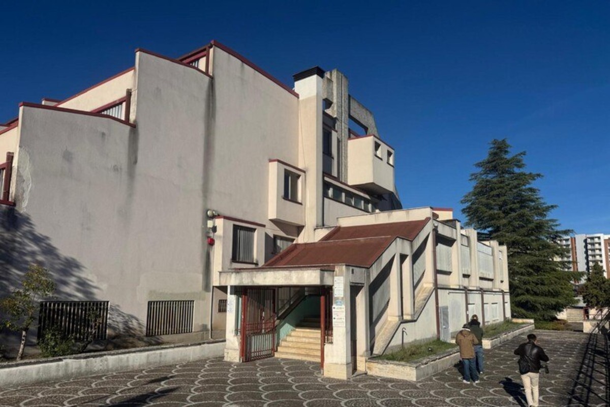 Morte avvelenate, poliziotti al liceo Classico di Campobasso: al setaccio 63 computer Morte avvelenate, poliziotti al liceo Classico di Campobasso: al setaccio 63 computer