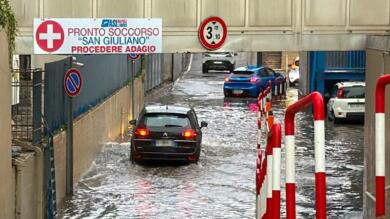 Maltempo sul Napoletano: bomba d’acqua e allagamenti, auto rimasta intrappolata in un sottopasso