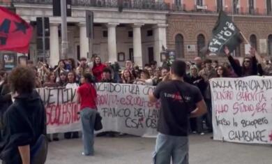 Bari, il corteo degli studenti per il “No Meloni day”: «Contro guerra e carovita. Facciamo come in Francia» – VIDEO