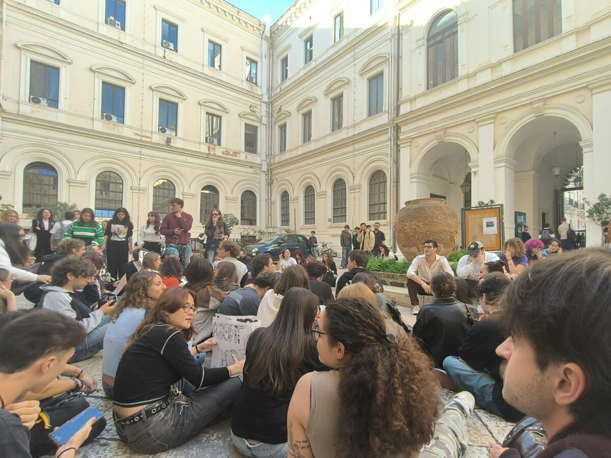 Studenti di Psicologia dell’UniBa a lezione nel cinema, manifestazione in Ateneo: «Insostenibile» – FOTO e VIDEO Studenti di Psicologia dell’UniBa a lezione nel cinema, manifestazione in Ateneo: «Insostenibile» – FOTO e VIDEO