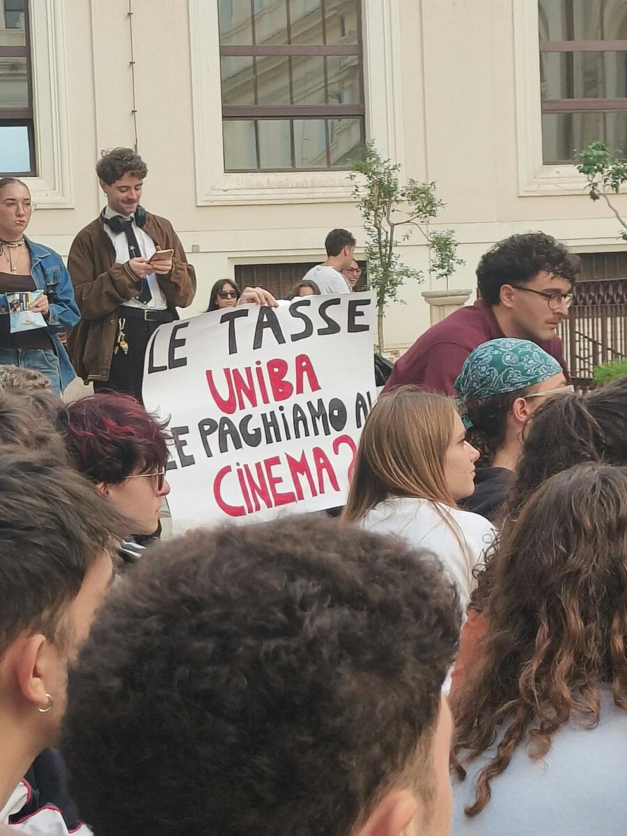 Studenti di Psicologia dell’UniBa a lezione nel cinema, manifestazione in Ateneo: «Insostenibile» – FOTO e VIDEO Studenti di Psicologia dell’UniBa a lezione nel cinema, manifestazione in Ateneo: «Insostenibile» – FOTO e VIDEO