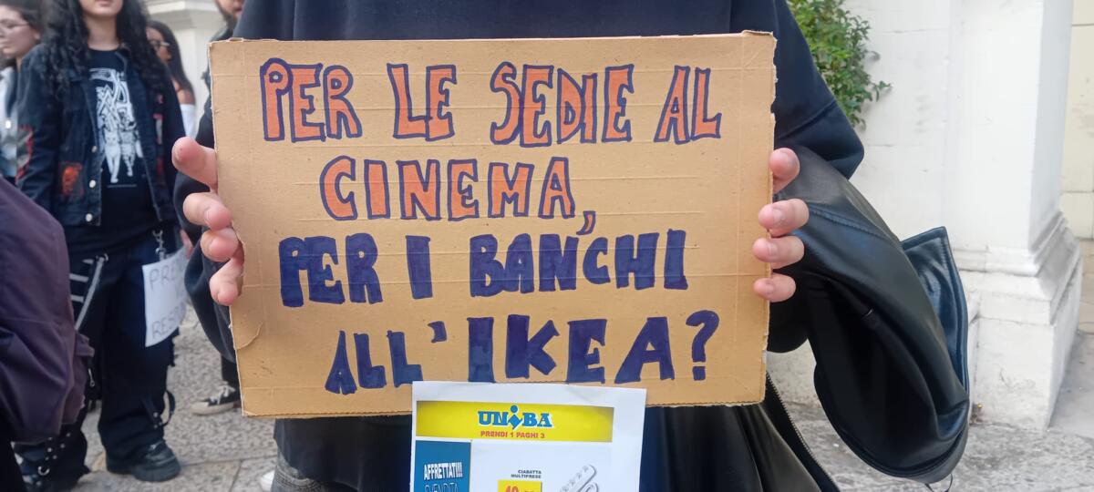 Studenti di Psicologia dell’UniBa a lezione nel cinema, manifestazione in Ateneo: «Insostenibile» – FOTO e VIDEO Studenti di Psicologia dell’UniBa a lezione nel cinema, manifestazione in Ateneo: «Insostenibile» – FOTO e VIDEO