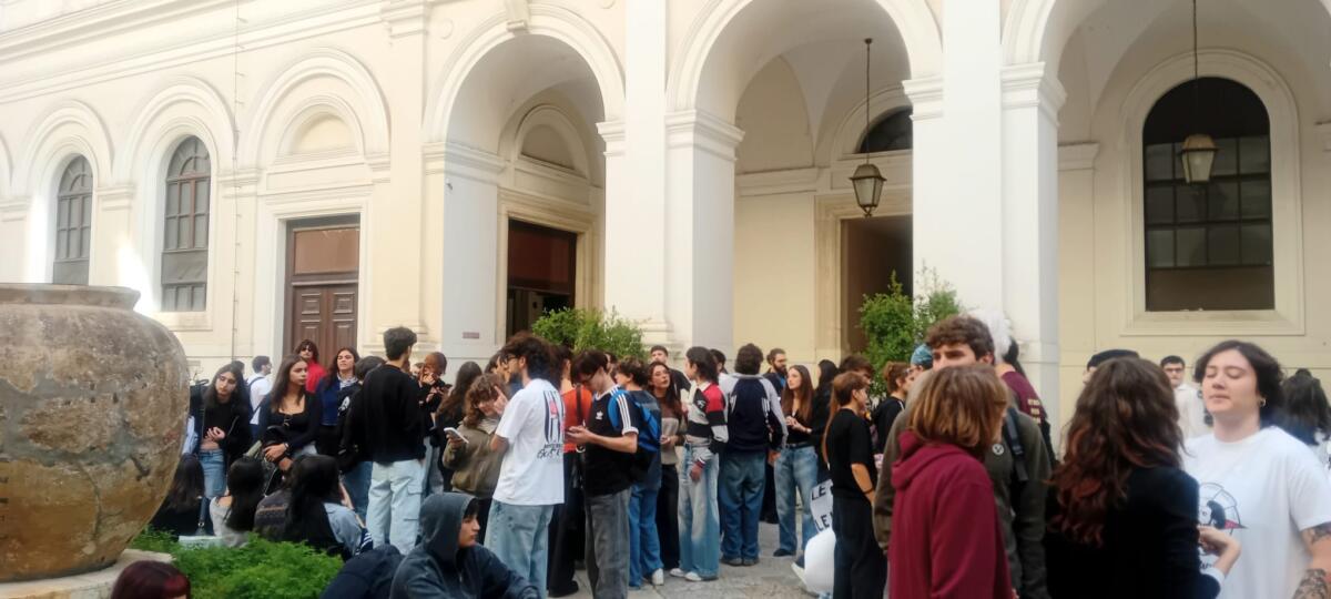 Studenti di Psicologia dell’UniBa a lezione nel cinema, manifestazione in Ateneo: «Insostenibile» – FOTO e VIDEO Studenti di Psicologia dell’UniBa a lezione nel cinema, manifestazione in Ateneo: «Insostenibile» – FOTO e VIDEO