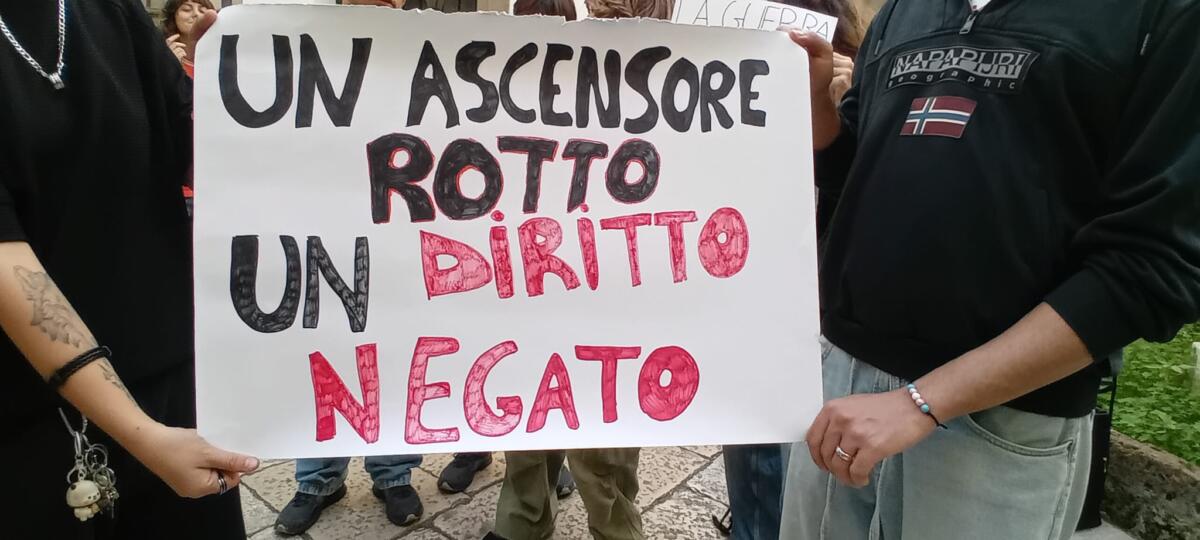 Studenti di Psicologia dell’UniBa a lezione nel cinema, manifestazione in Ateneo: «Insostenibile» – FOTO e VIDEO Studenti di Psicologia dell’UniBa a lezione nel cinema, manifestazione in Ateneo: «Insostenibile» – FOTO e VIDEO