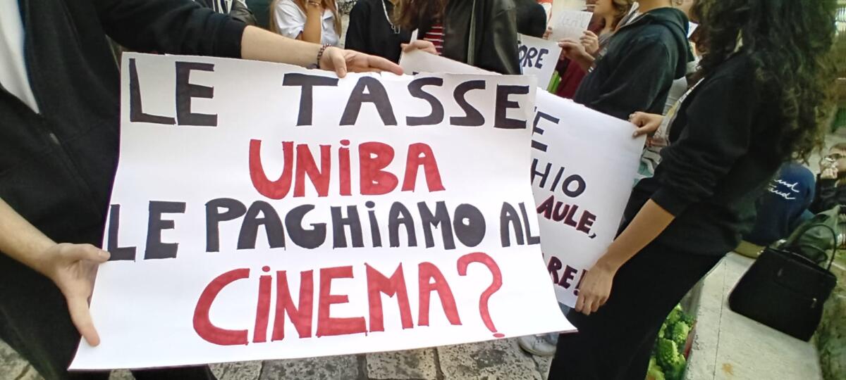 Studenti di Psicologia dell’UniBa a lezione nel cinema, manifestazione in Ateneo: «Insostenibile» – FOTO e VIDEO Studenti di Psicologia dell’UniBa a lezione nel cinema, manifestazione in Ateneo: «Insostenibile» – FOTO e VIDEO