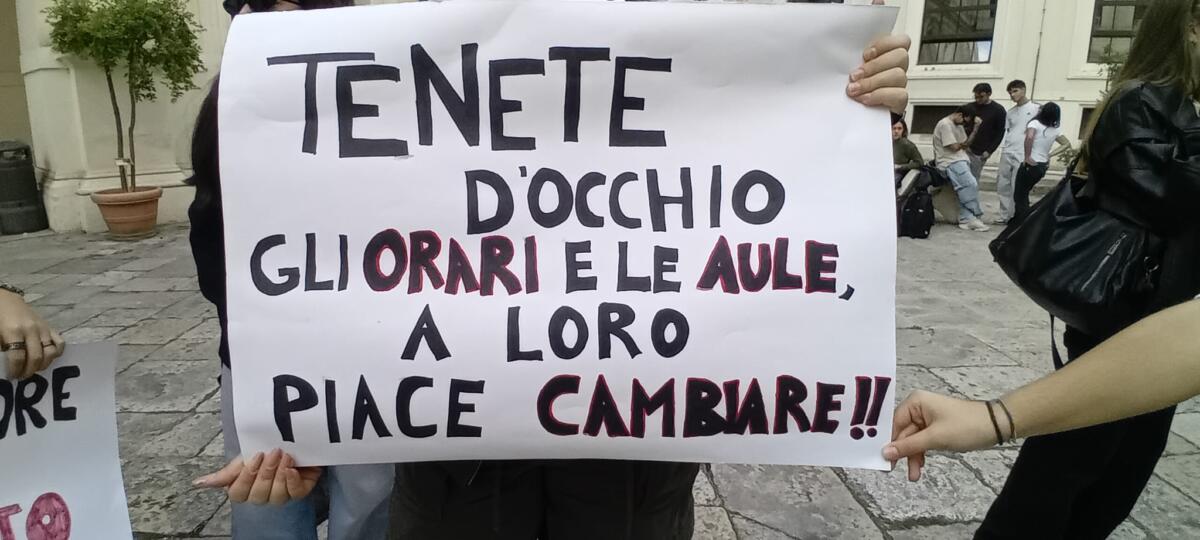 Studenti di Psicologia dell’UniBa a lezione nel cinema, manifestazione in Ateneo: «Insostenibile» – FOTO e VIDEO Studenti di Psicologia dell’UniBa a lezione nel cinema, manifestazione in Ateneo: «Insostenibile» – FOTO e VIDEO
