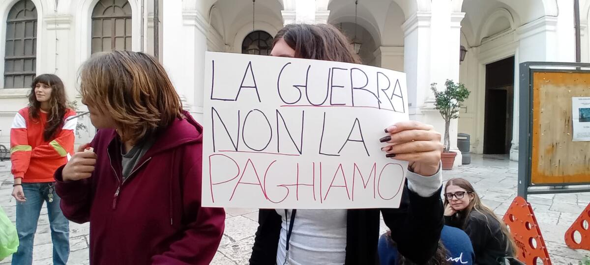 Studenti di Psicologia dell’UniBa a lezione nel cinema, manifestazione in Ateneo: «Insostenibile» – FOTO e VIDEO Studenti di Psicologia dell’UniBa a lezione nel cinema, manifestazione in Ateneo: «Insostenibile» – FOTO e VIDEO
