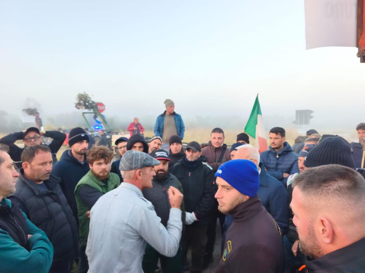 Caro vita, le proteste non si fermano in Puglia: agricoltori e autotrasportatori in piazza a Bitonto – FOTO e VIDEO