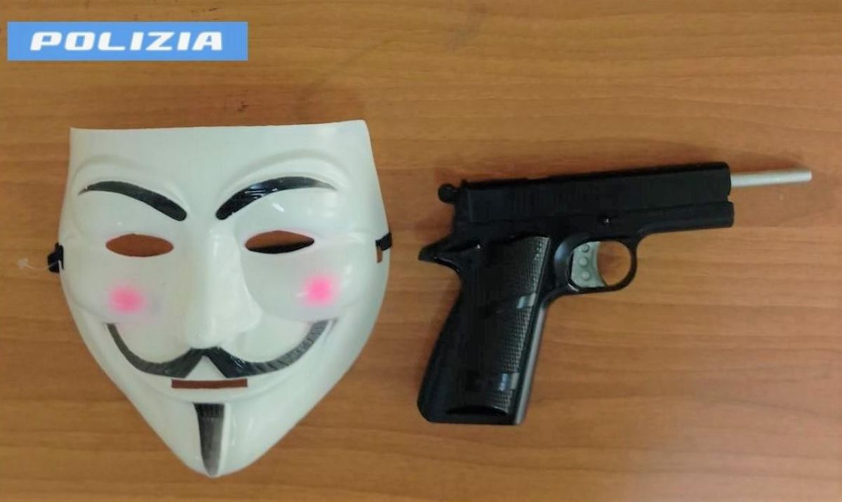 Taranto, mascherato da Anonymous rapina un tassista: rubata anche la fede nuziale. Arrestato Taranto, mascherato da Anonymous rapina un tassista: rubata anche la fede nuziale. Arrestato