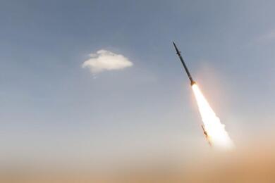Esplosione all’aeroporto di Riad, evacuato lo scalo: «Colpito da un missile lanciato dagli Houthi»