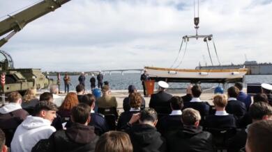 Taranto, varata nell’Arsenale la Lancia I-A: costruita con cento studenti per gli allievi della Marina